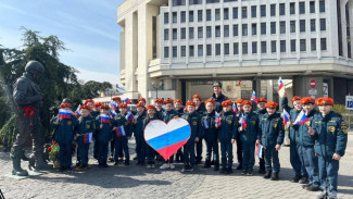 Кадеты МЧС исполнили гимн России у памятника Вежливым людям в Крыму 