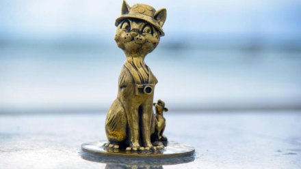  В центре Евпатории установили миниатюрные статуэтки котов