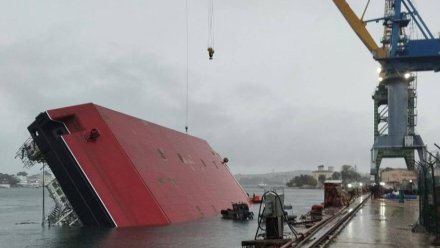 В Севастополе в Южной бухте перевернулся плавучий кран: 2 человека погибли, более 20 получили травмы