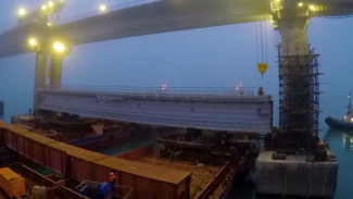 Строители устанавливают второй пролет железнодорожной части Крымского моста