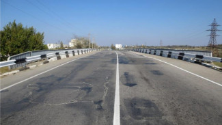 В Джанкое запретили проезд грузовиков по мосту