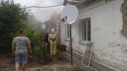 В Нижнегорском районе огонь практически уничтожил летнюю кухню частного дома