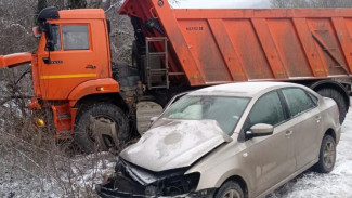 Два человека пострадали при столкновении легковушки и грузовика под Симферополем