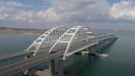 Движение транспорта по Крымскому мосту приостановили 