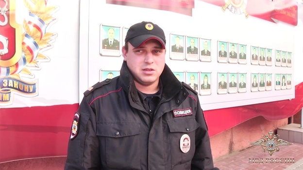 В Крыму полицейский спас бабушку и внука из горящего дома