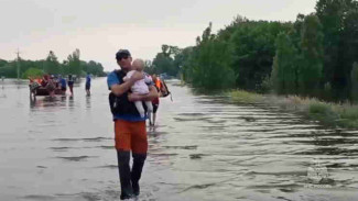 Крымские спасатели помогают людям эвакуироваться из затопленных домов в Херсонской области