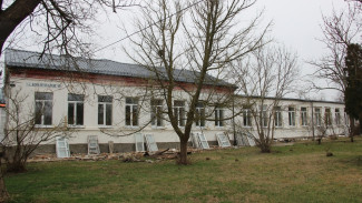 В поселке под Керчью восстанавливают единственную школу, пострадавшую от потопа