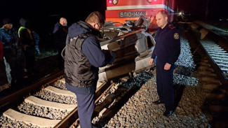 Таксист пытался проскочить движущийся поезд в Крыму