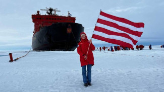 Крымская школьница развернула флаг Керчи на Северном полюсе