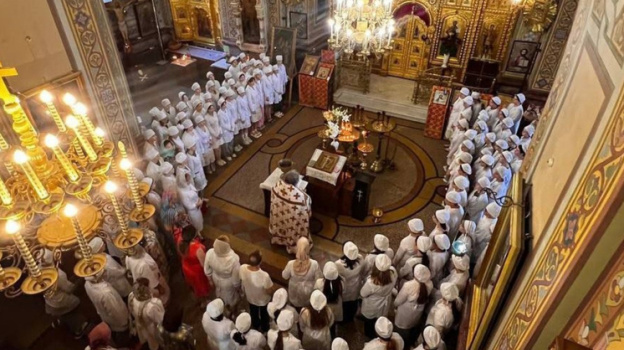 Халаты крымских врачей освятили в соборе Свято-Троицкого женского монастыря