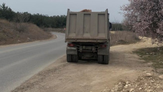 Два грузовика пытались вывезти мусор в Юхарину балку Севастополя