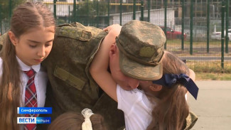 Участник СВО из Крыма приехал с фронта, чтобы проводить внучку в первый класс