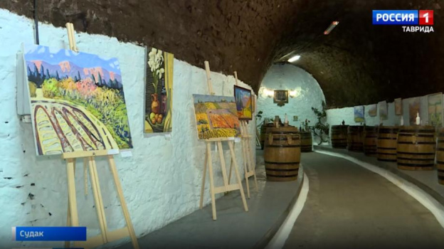 На винодельне в Крыму открыли выставку картин в «винной тематике»