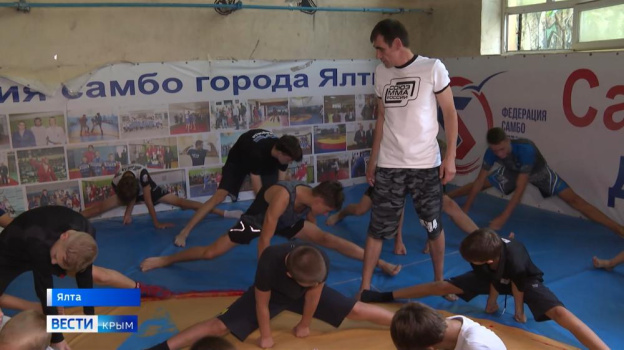 Крымский тренер учит незрячих детей приёмам ММА