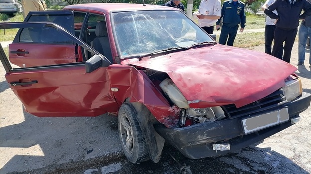 На крымской трассе пассажирку «ВАЗ» зажало в машине после лобового столкновения