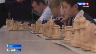 Сенатор от Крыма, гроссмейстер Сергей Карякин дал школьникам сеанс одновременной игры в Судаке