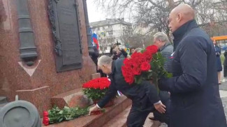 Руководство Крыма возложило цветы в честь 9-й годовщины Референдума
