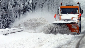 Алушту засыпало снегом: улицы города расчищают пять снегоуборочных машин