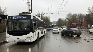 Три легковушки и троллейбус столкнулись в Симферополе
