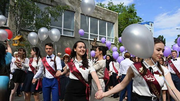 Аксенов поздравил крымских выпускников с последним звонком 