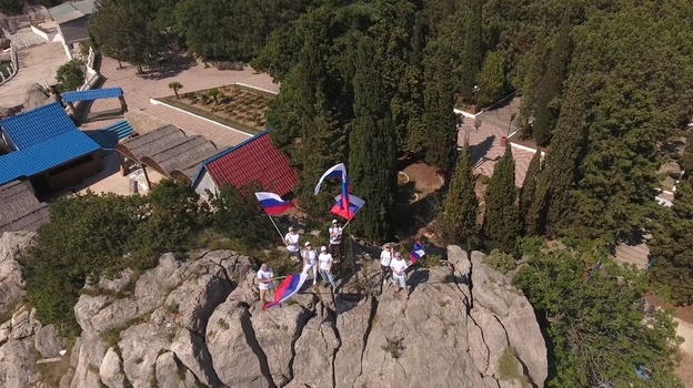 Активисты ОНФ установили российский флаг в бухте Ласпи в честь Дня России 