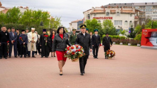 В Евпатории у мемориала "Красная горка" прошло торжественное мероприятие
