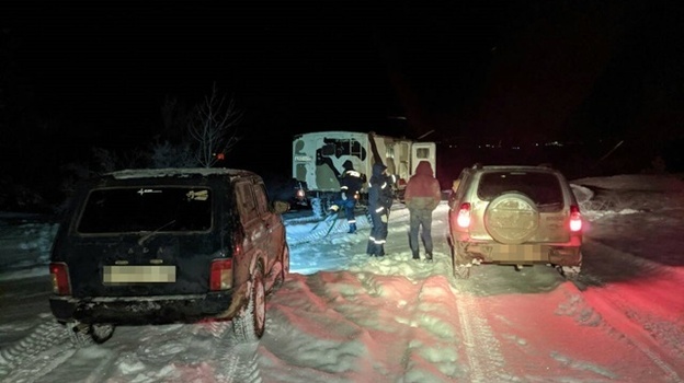В заснеженных горах Крыма застряли два автомобиля