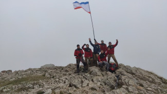 Флаг Крыма подняли на высоту более 1500 метров