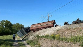 Сход грузового поезда в Крыму произошел из-за "вмешательства посторонних лиц" — Крымская железная дорога.