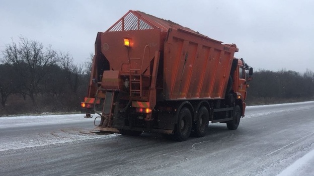 Дороги Севастополя начали обрабатывать противогололёдным реагентом