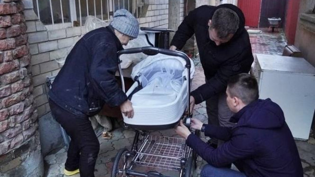 Коляску для младенца подарили семье из Керчи, дважды пострадавшей от природной стихии 