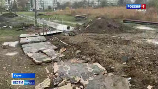 В Керчи коммунальные службы разрыли траншею для ремонта системы отопления на пешеходной зоне