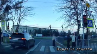 Водитель легковушки в Крыму едва не сбил ребенка