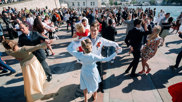 Более 100 пар станцевали «за Победу» на набережной Севастополя
