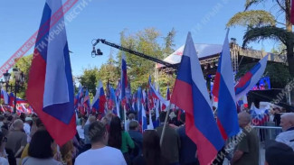 Крымчане и севастопольцы вышли на митинги в поддержку новых регионов России