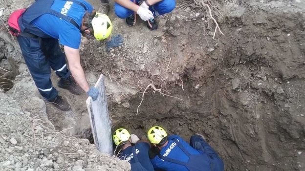 В Ялте строитель провел больше часа по тоннами обвалившегося на него грунта 