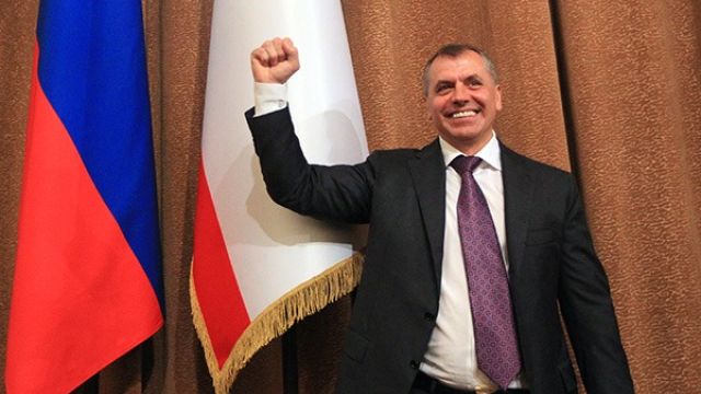 Константинов поздравил крымчан с Днём флага России