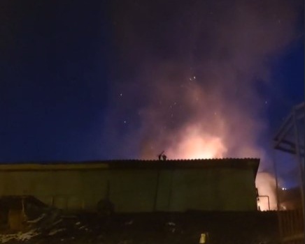 В центре Ялты снова горит дом 