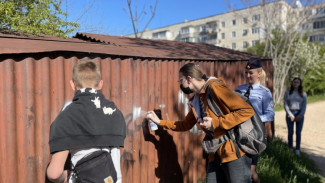 Подростки закрасили рекламу наркотиков в Севастополе