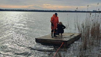Неудачное селфи: спасатели эвакуировали женщину с плота на Новомихайловском озере