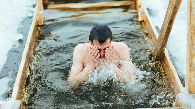Крымчанам разъяснили правила купания на Крещение