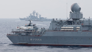 Флагман Черноморского флота крейсер «Москва» на плаву