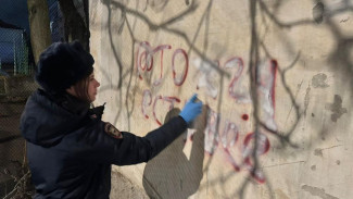 Полицейские Севастополя убрали со стен города рекламу наркотиков 