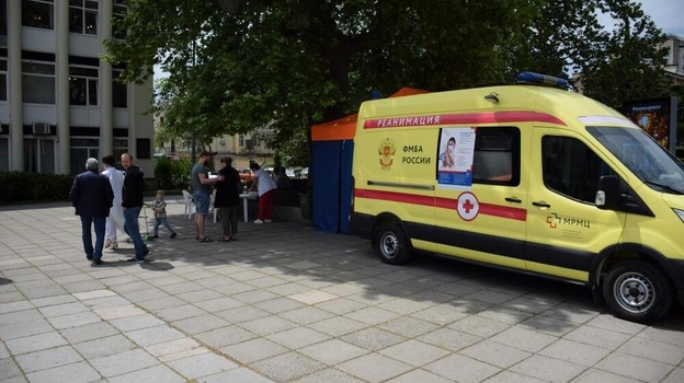 В центре Ялты открыли мобильный пункт вакцинации от коронавируса 