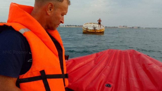 Спасатели оказали помощь мужчине, заплывшему далеко в море в районе Феодосии