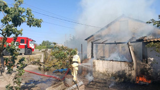В Нижнегорском районе горела пристройка к жилому дому на 15 м²