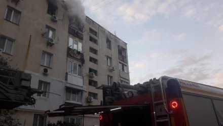 Пожарные спасли двух человек из пылающего дома в Феодосии