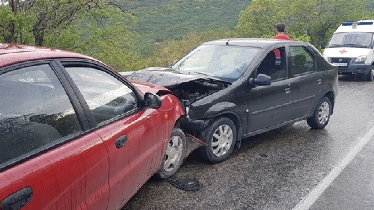 Алушта происшествия сегодня. ДТП Ланос Крым серпантин. ДТП В Алуште за последние сутки. Авария серпантин дел Нексия.