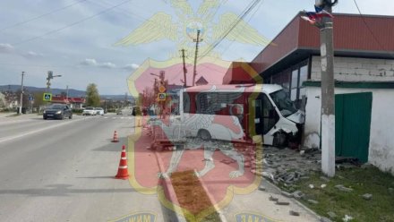 Водителю стало плохо за рулем: автобус врезался в ограждение дома в Белогорске