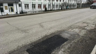 В Крыму продолжается аварийный ямочный ремонт дорог
